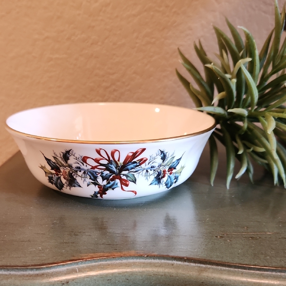 Lenox Winter Greetings Holiday Bowl with Holly Design - Picture 1 of 6